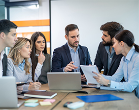 Equipo de ADAPTADATA trabajando en una oficina